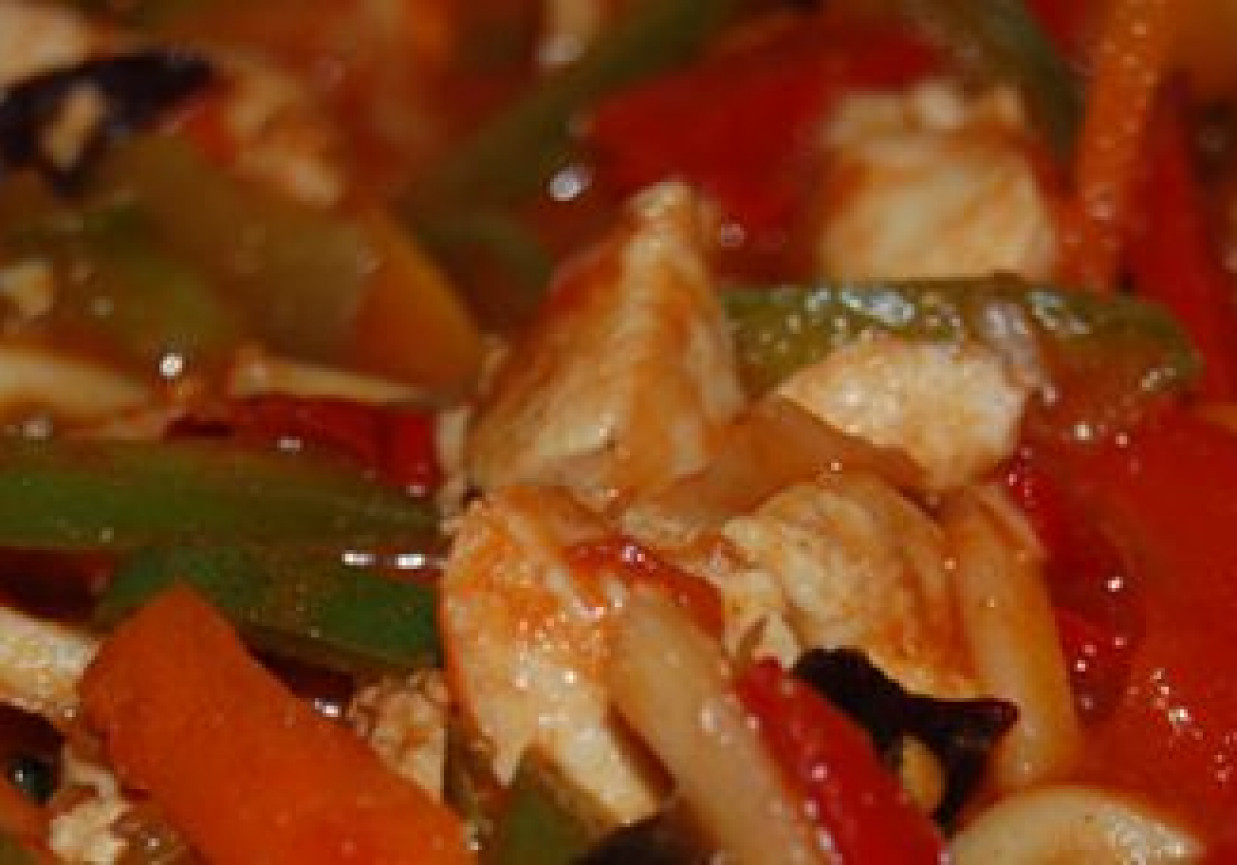 Pierś kurczaka z papryką i ananasem foto