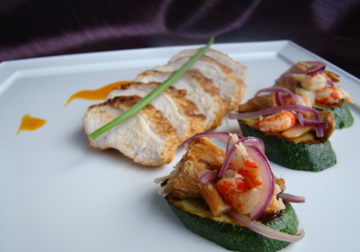 Pierś kurczaka ze skórą z kurkamii rakami na grillowanej cukini foto