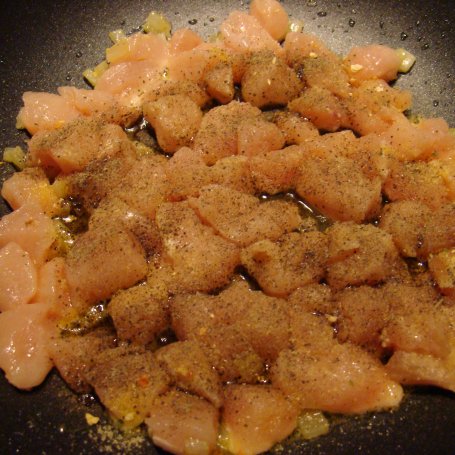 Krok 2 - Pierś kurczęca w mleku kokosowym ze szpinakiem podana z ryżem z kurkumą foto