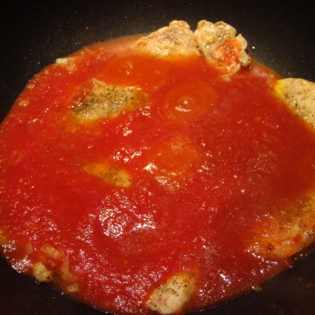 Krok 4 - Pierś kurczęca w sosie pomidorowym z mozarellą  foto