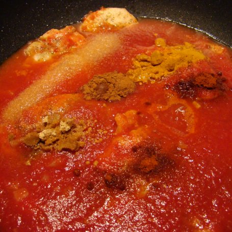 Krok 5 - Pierś kurczęca w sosie pomidorowym z mozarellą  foto