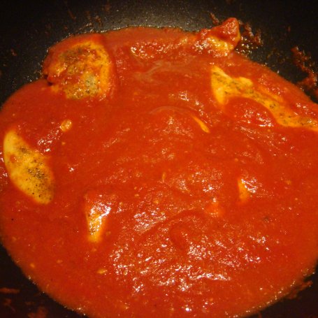 Krok 6 - Pierś kurczęca w sosie pomidorowym z mozarellą  foto