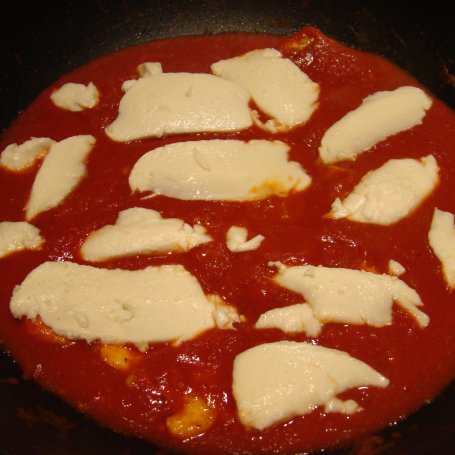 Krok 7 - Pierś kurczęca w sosie pomidorowym z mozarellą  foto
