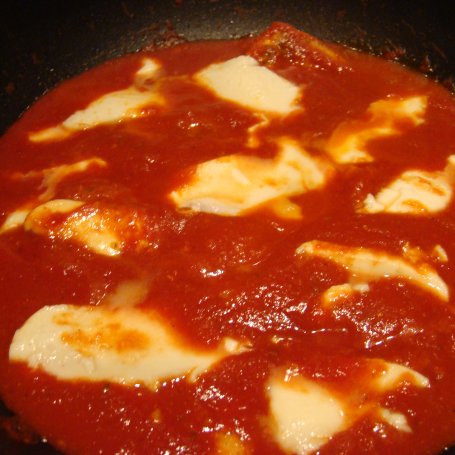 Krok 8 - Pierś kurczęca w sosie pomidorowym z mozarellą  foto