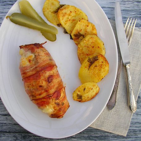 Krok 3 - Pierś nadziewana mozzarellą w boczku z aromatycznymi ziemniakami foto