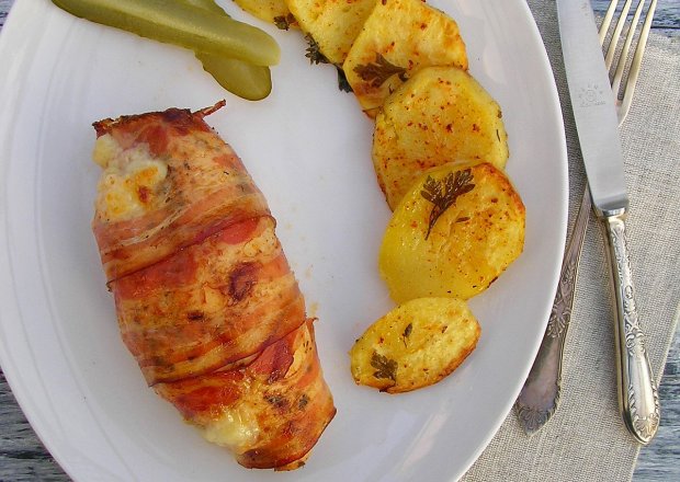 Fotografia przedstawiająca Pierś nadziewana mozzarellą w boczku z aromatycznymi ziemniakami