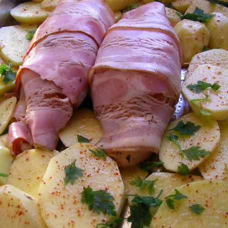 Krok 2 - Pierś nadziewana mozzarellą w boczku z aromatycznymi ziemniakami foto