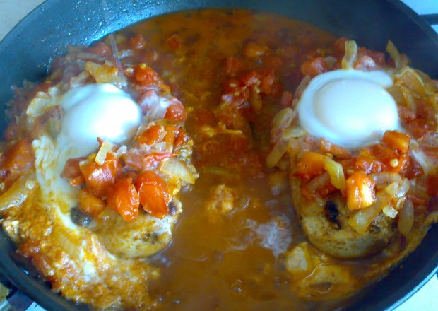 Fotografia przedstawiająca pierś w pomidorach z jajkiem