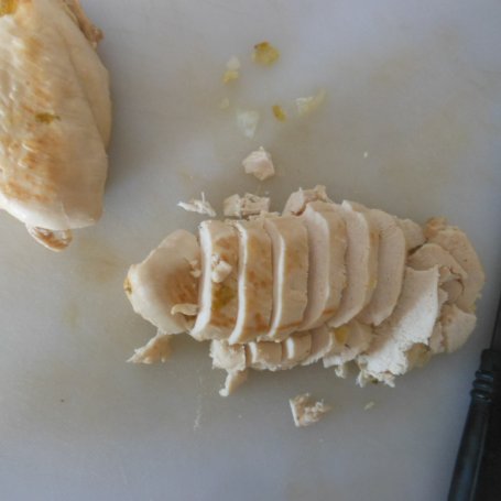 Krok 8 - Pierś w salsie tuńczykowej z porzeczkami na zimno foto