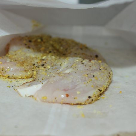 Krok 2 - Pierś w ziołach z warzywami i marynatą z oleju rzepakowego foto
