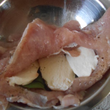 Krok 2 - Pierś z indyka z szałwią i mozzarellą foto