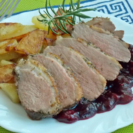 Krok 7 - Pierś z kaczki z sosem żurawinowy i smażonymi ziemniakami foto
