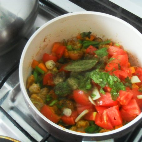 Krok 5 - Pierś z kurczaka duszona z pomidorami i warzywami foto