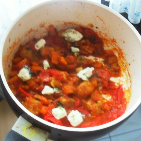 Krok 7 - Pierś z kurczaka duszona z pomidorami i warzywami foto