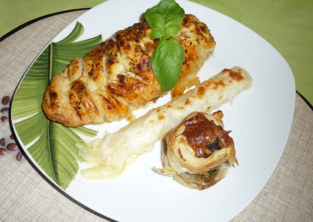 Fotografia przedstawiająca Pierś z kurczaka faszerowana pieczarkami,  w cieście francuskim