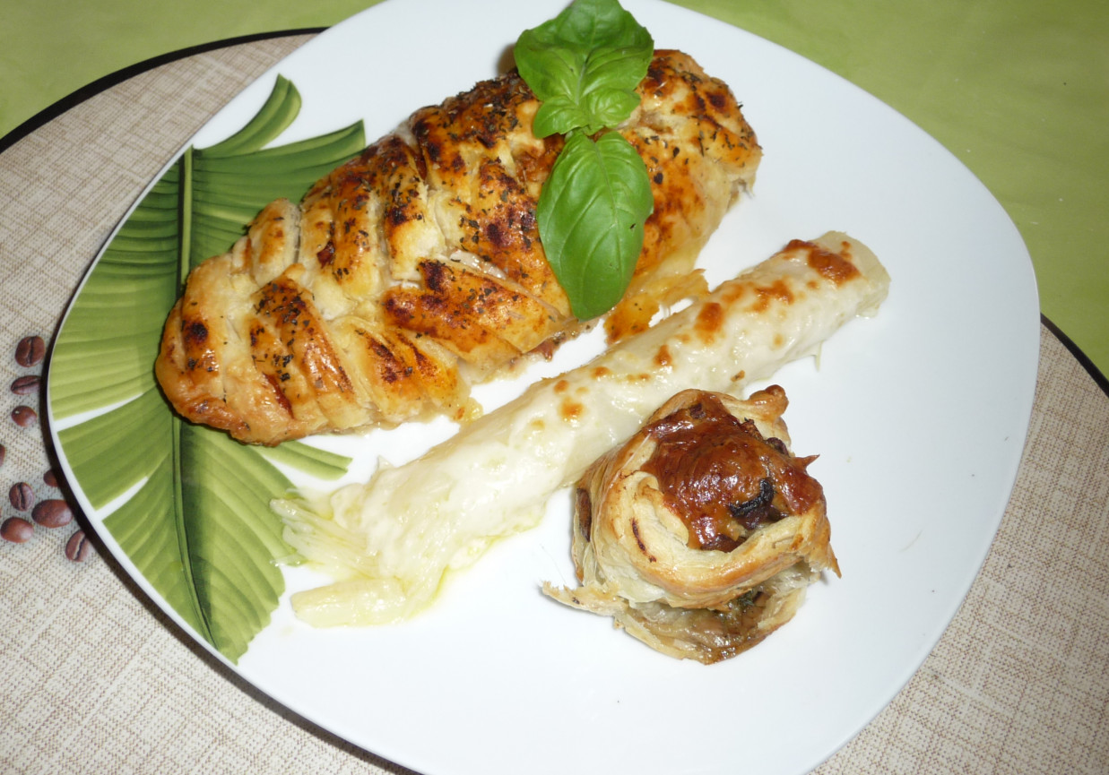 Pierś z kurczaka faszerowana pieczarkami,  w cieście francuskim foto
