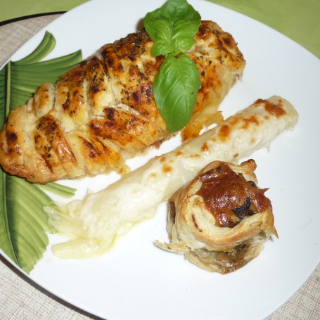 Krok 6 - Pierś z kurczaka faszerowana pieczarkami,  w cieście francuskim foto