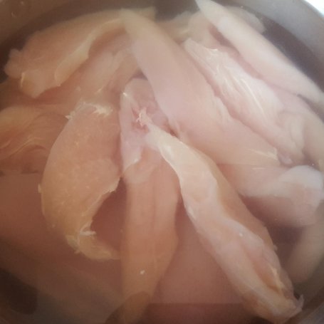 Krok 1 - Pierś z kurczaka faszerowana suszonymi pomidorami z dodatkiem kremowego sosu gorgonzola i sałatki greckiej foto