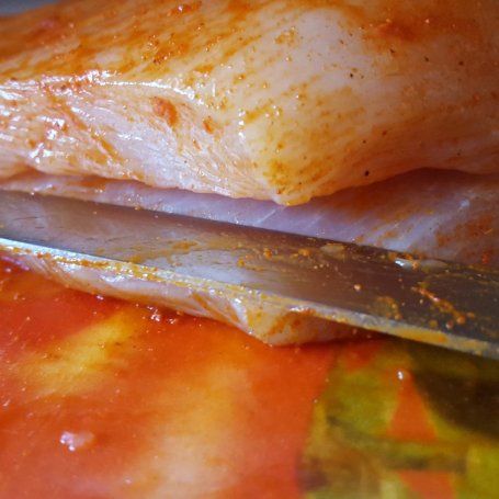Krok 2 - Pierś z kurczaka faszerowana suszonymi pomidorami z dodatkiem kremowego sosu gorgonzola i sałatki greckiej foto