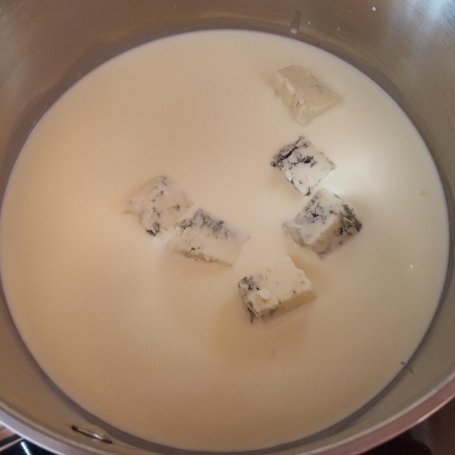 Krok 6 - Pierś z kurczaka faszerowana suszonymi pomidorami z dodatkiem kremowego sosu gorgonzola i sałatki greckiej foto