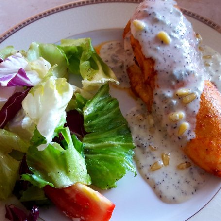 Krok 7 - Pierś z kurczaka faszerowana suszonymi pomidorami z dodatkiem kremowego sosu gorgonzola i sałatki greckiej foto