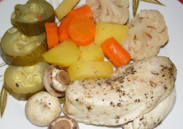 Fotografia przedstawiająca Pierś z kurczaka gotowana na parze z warzywami