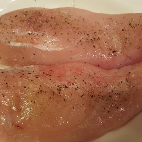 Krok 1 - Pierś z kurczaka karmelizowana z kostkami buraka i puree z groszku foto