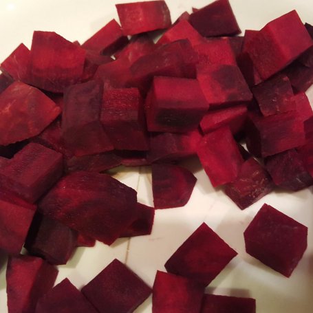 Krok 2 - Pierś z kurczaka karmelizowana z kostkami buraka i puree z groszku foto