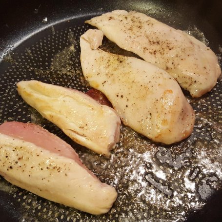 Krok 4 - Pierś z kurczaka karmelizowana z kostkami buraka i puree z groszku foto