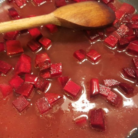 Krok 3 - Pierś z kurczaka karmelizowana z kostkami buraka i puree z groszku foto