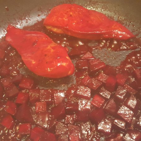 Krok 6 - Pierś z kurczaka karmelizowana z kostkami buraka i puree z groszku foto