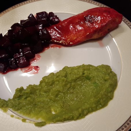 Krok 7 - Pierś z kurczaka karmelizowana z kostkami buraka i puree z groszku foto