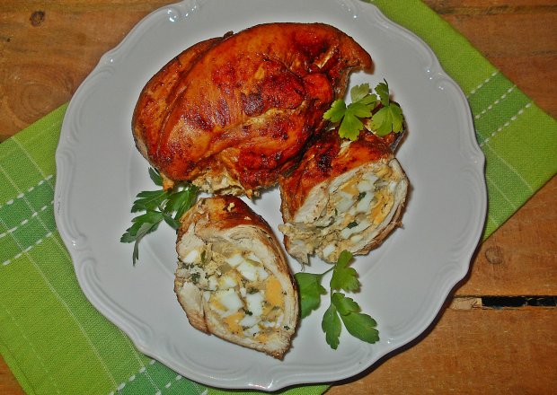 Fotografia przedstawiająca Pierś z kurczaka nadziana jajkiem