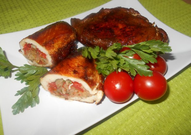 Fotografia przedstawiająca Pierś z kurczaka nadziewana sałatą i pomidorkami