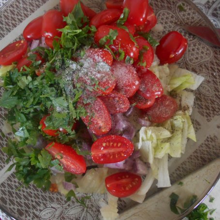 Krok 1 - Pierś z kurczaka nadziewana sałatą i pomidorkami foto