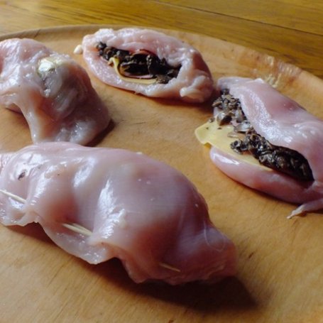 Krok 1 - Pierś z kurczaka nadziewana serem zółtym i pieczarkami z cebulką foto