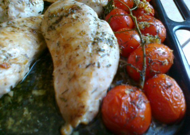 Fotografia przedstawiająca Pierś z kurczaka nadziewana suszonymi pomidorami i fetą