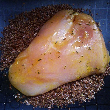 Krok 2 - Pierś z kurczaka panierowana siemieniem lnianym na sałatce z mini papryczkami foto
