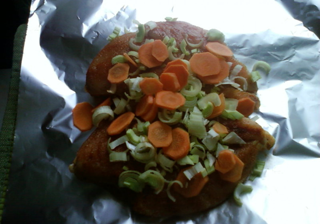 Pierś z kurczaka pieczona w folii z warzywami foto