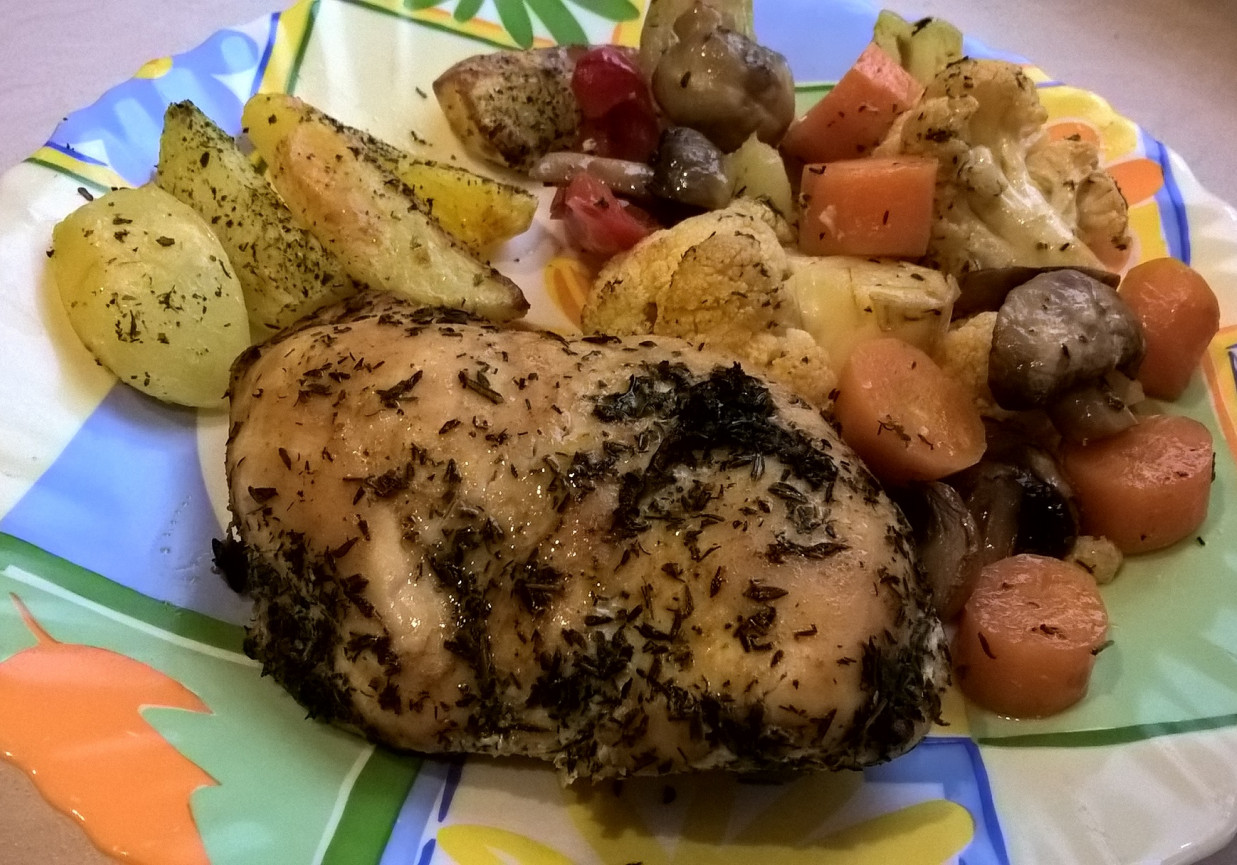 Pierś z kurczaka pieczona z warzywami foto