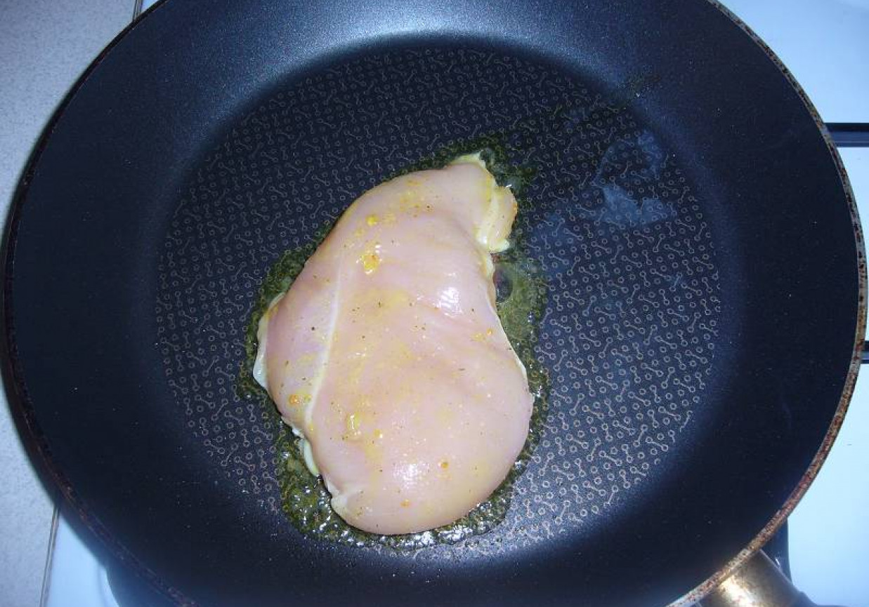 Pierś z kurczaka smażona na kostce rosołowej. foto