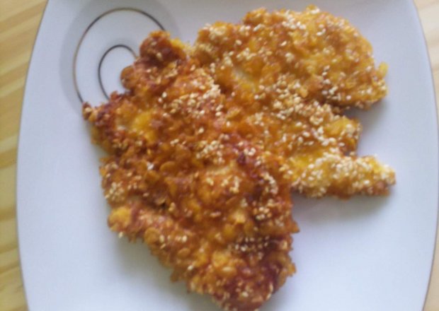 Fotografia przedstawiająca Pierś z kurczaka w kukurydziano - sezamowej panierce