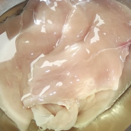 Krok 11 - Pierś z kurczaka w marynacie z jogurtowo-ogórkowym sosem podana z kulkami ziemniaczanymi foto