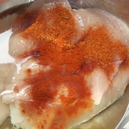 Krok 12 - Pierś z kurczaka w marynacie z jogurtowo-ogórkowym sosem podana z kulkami ziemniaczanymi foto