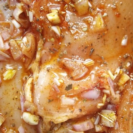 Krok 20 - Pierś z kurczaka w marynacie z jogurtowo-ogórkowym sosem podana z kulkami ziemniaczanymi foto