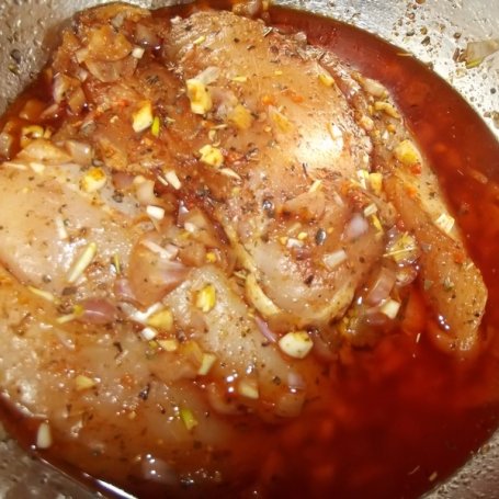 Krok 21 - Pierś z kurczaka w marynacie z jogurtowo-ogórkowym sosem podana z kulkami ziemniaczanymi foto