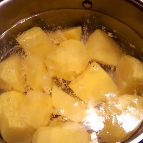 Krok 4 - Pierś z kurczaka w panierce ze smażonymi ziemniakami i kwaszonym burakiem foto