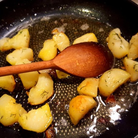 Krok 5 - Pierś z kurczaka w panierce ze smażonymi ziemniakami i kwaszonym burakiem foto