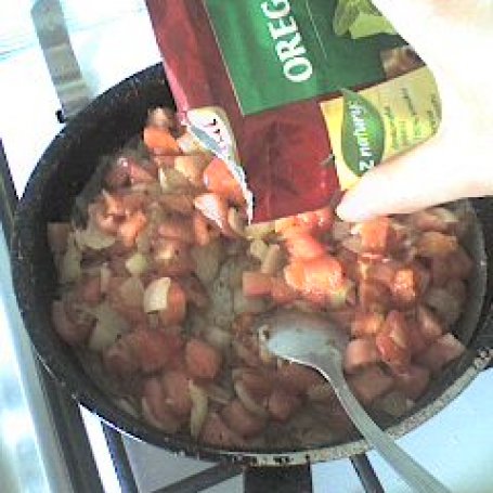 Krok 5 - Pierś z kurczaka w pomidorach i cebuli z kaszą - krok po kroku foto