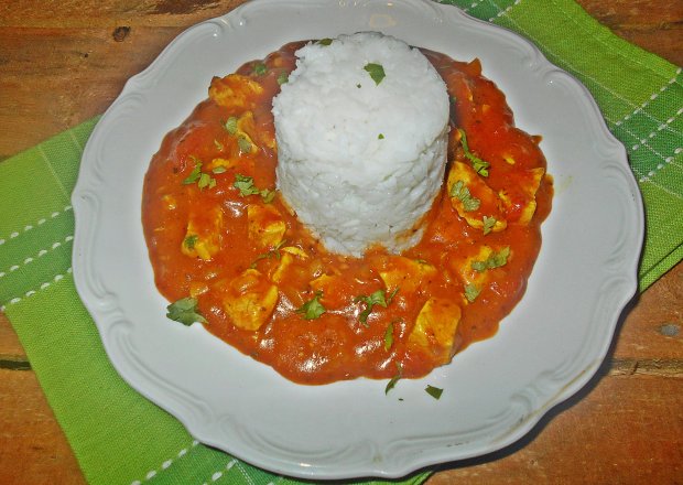 Fotografia przedstawiająca Pierś z kurczaka w pomidorowym sosie curry